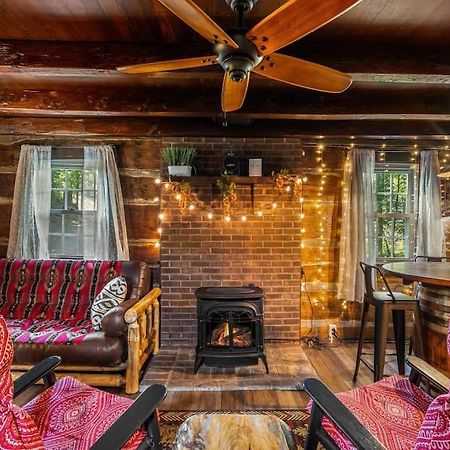 Boozy Bear Bungalow Romantic Cabin 5 Mins 2 Downtown With Hot Tub And Fire Pit แกตลิงเบิร์ก ภายนอก รูปภาพ