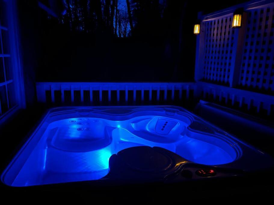 Boozy Bear Bungalow Romantic Cabin 5 Mins 2 Downtown With Hot Tub And Fire Pit แกตลิงเบิร์ก ภายนอก รูปภาพ