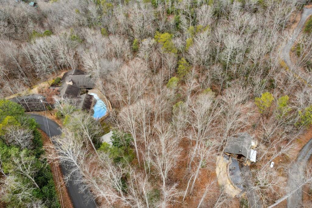 Boozy Bear Bungalow Romantic Cabin 5 Mins 2 Downtown With Hot Tub And Fire Pit แกตลิงเบิร์ก ภายนอก รูปภาพ