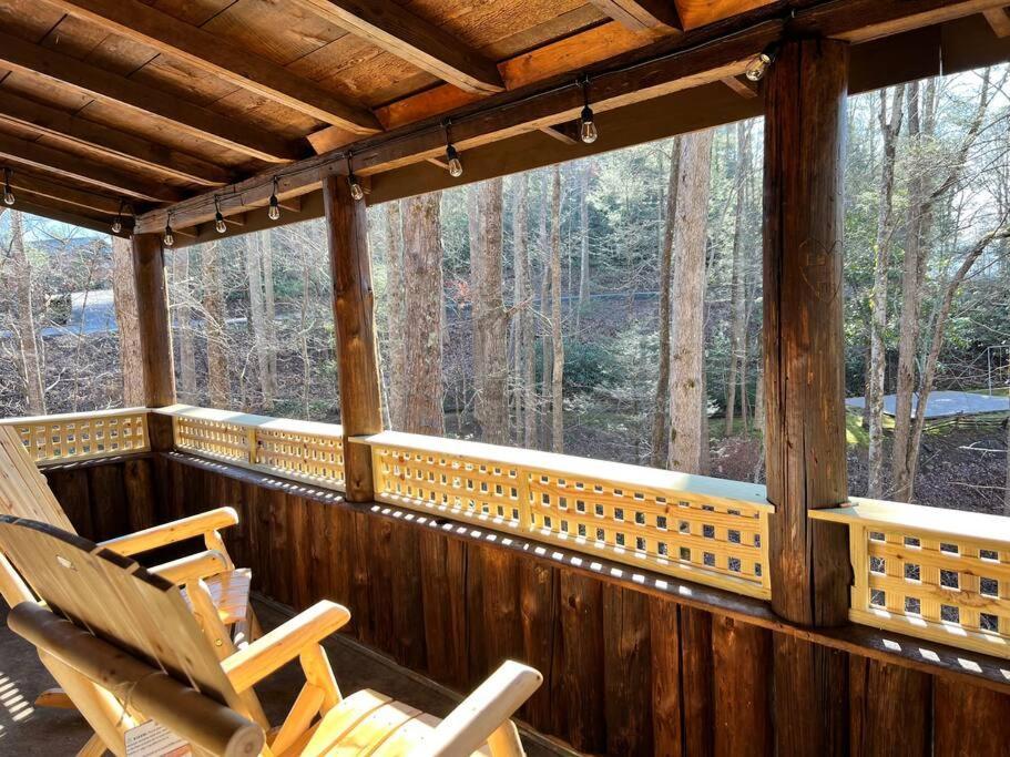 Boozy Bear Bungalow Romantic Cabin 5 Mins 2 Downtown With Hot Tub And Fire Pit แกตลิงเบิร์ก ภายนอก รูปภาพ