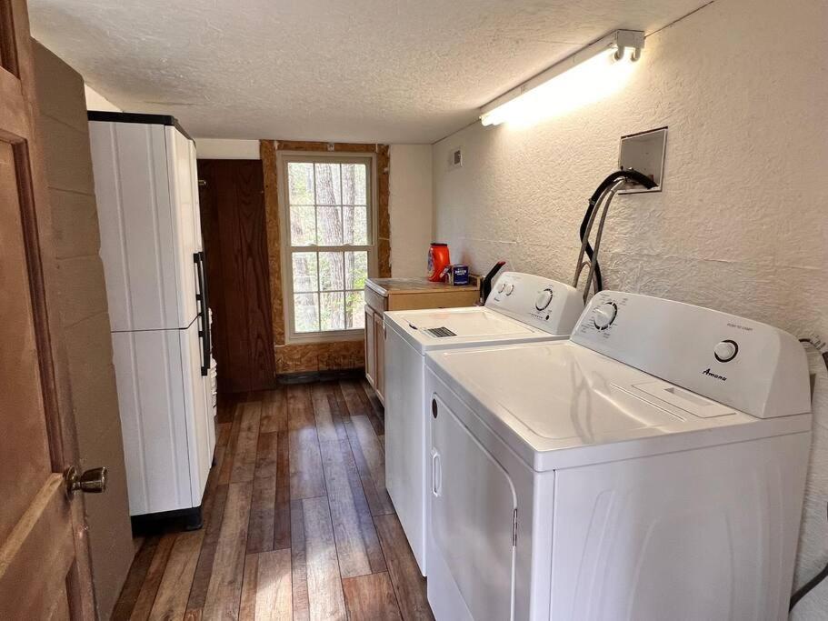 Boozy Bear Bungalow Romantic Cabin 5 Mins 2 Downtown With Hot Tub And Fire Pit แกตลิงเบิร์ก ภายนอก รูปภาพ