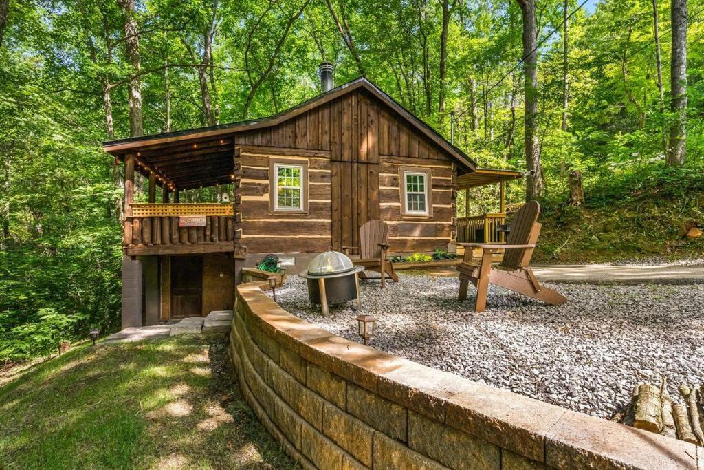 Boozy Bear Bungalow Romantic Cabin 5 Mins 2 Downtown With Hot Tub And Fire Pit แกตลิงเบิร์ก ภายนอก รูปภาพ