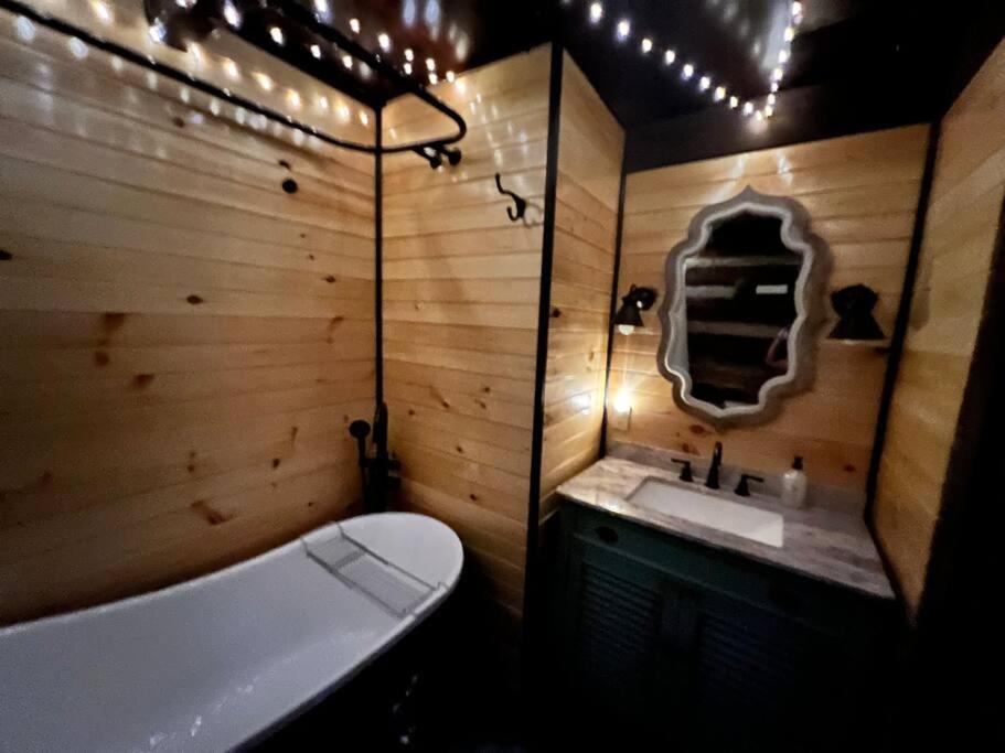 Boozy Bear Bungalow Romantic Cabin 5 Mins 2 Downtown With Hot Tub And Fire Pit แกตลิงเบิร์ก ภายนอก รูปภาพ