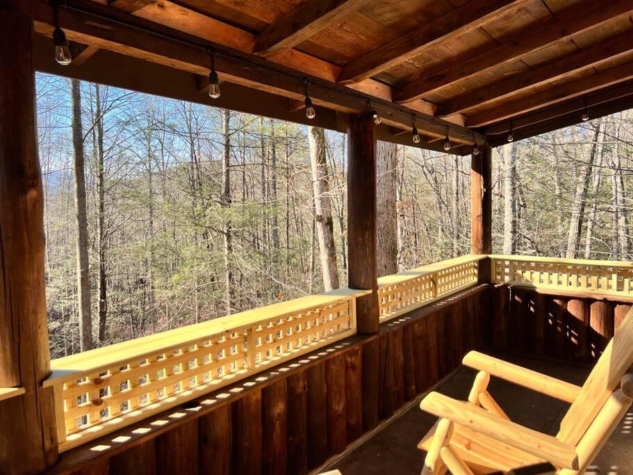 Boozy Bear Bungalow Romantic Cabin 5 Mins 2 Downtown With Hot Tub And Fire Pit แกตลิงเบิร์ก ภายนอก รูปภาพ
