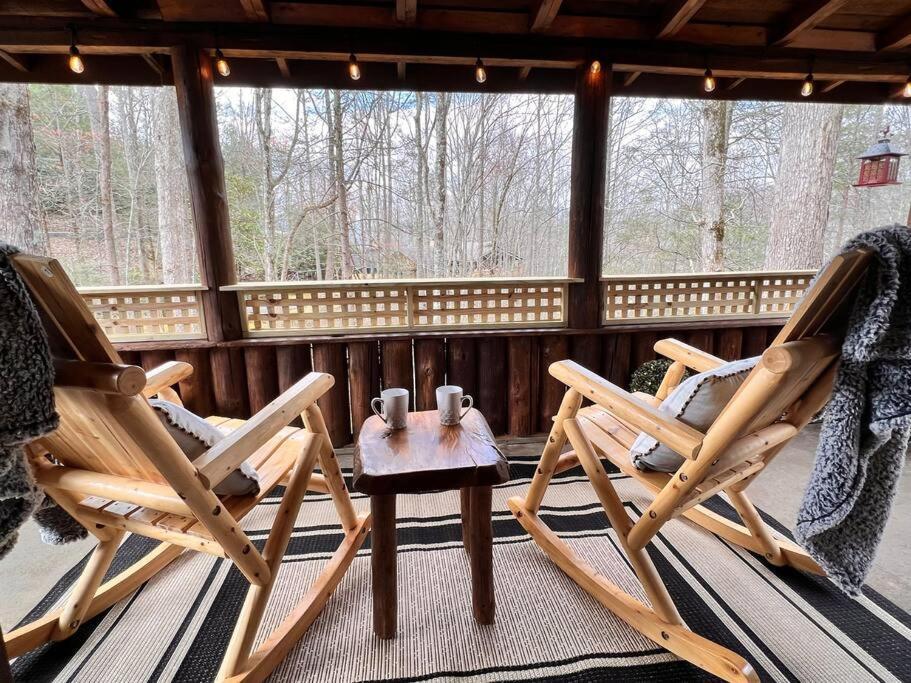 Boozy Bear Bungalow Romantic Cabin 5 Mins 2 Downtown With Hot Tub And Fire Pit แกตลิงเบิร์ก ภายนอก รูปภาพ