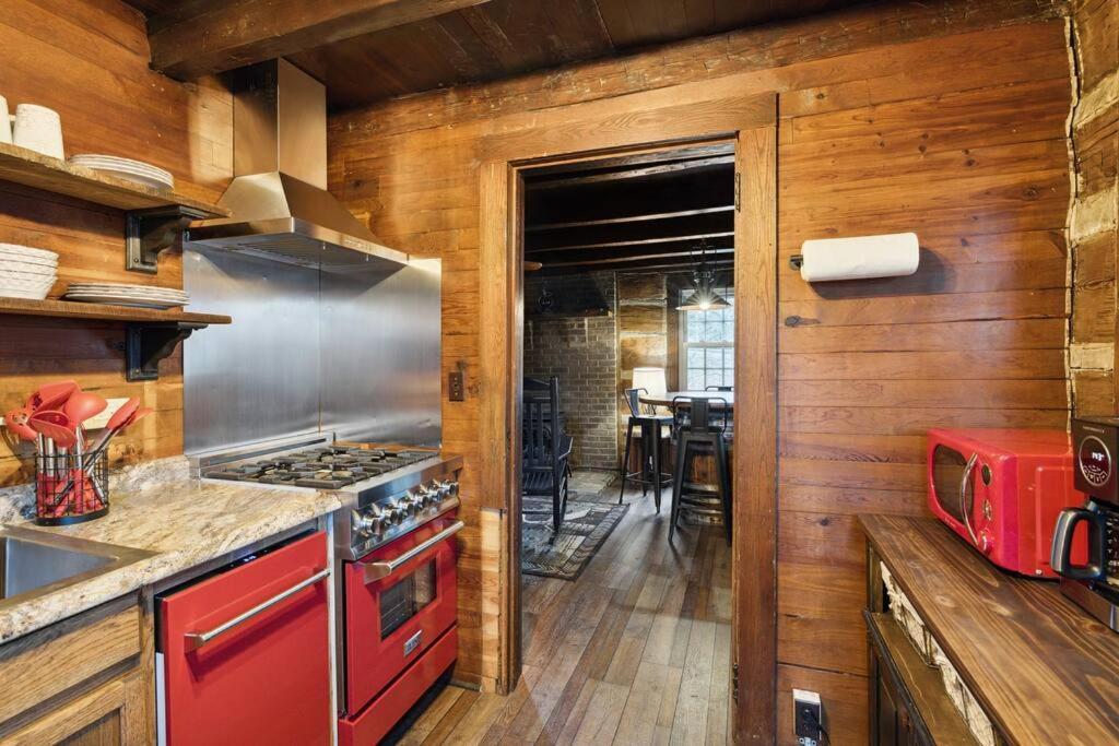 Boozy Bear Bungalow Romantic Cabin 5 Mins 2 Downtown With Hot Tub And Fire Pit แกตลิงเบิร์ก ภายนอก รูปภาพ