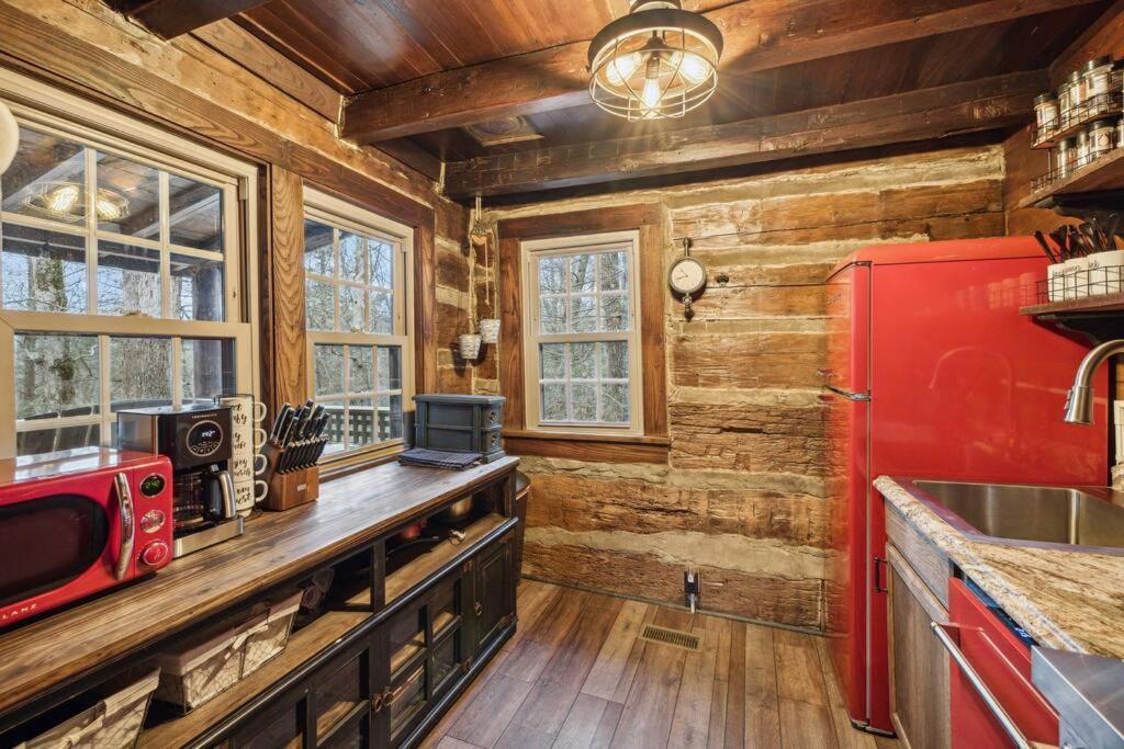 Boozy Bear Bungalow Romantic Cabin 5 Mins 2 Downtown With Hot Tub And Fire Pit แกตลิงเบิร์ก ภายนอก รูปภาพ