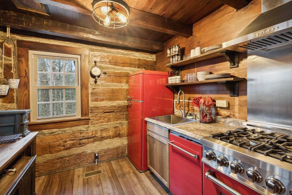 Boozy Bear Bungalow Romantic Cabin 5 Mins 2 Downtown With Hot Tub And Fire Pit แกตลิงเบิร์ก ภายนอก รูปภาพ