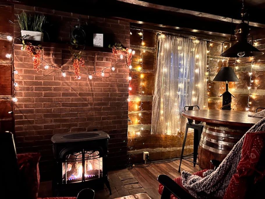 Boozy Bear Bungalow Romantic Cabin 5 Mins 2 Downtown With Hot Tub And Fire Pit แกตลิงเบิร์ก ภายนอก รูปภาพ