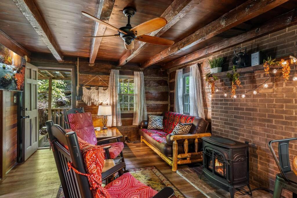 Boozy Bear Bungalow Romantic Cabin 5 Mins 2 Downtown With Hot Tub And Fire Pit แกตลิงเบิร์ก ภายนอก รูปภาพ
