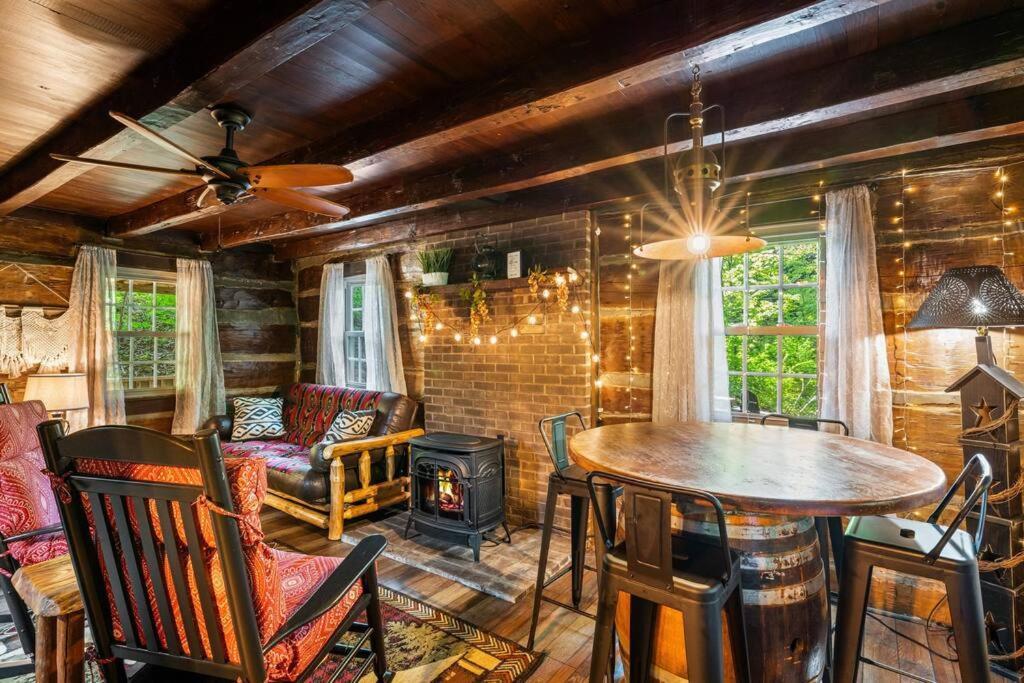 Boozy Bear Bungalow Romantic Cabin 5 Mins 2 Downtown With Hot Tub And Fire Pit แกตลิงเบิร์ก ภายนอก รูปภาพ