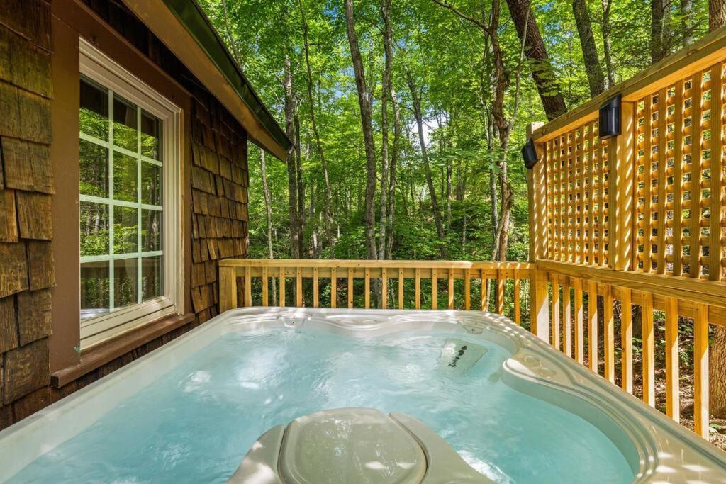 Boozy Bear Bungalow Romantic Cabin 5 Mins 2 Downtown With Hot Tub And Fire Pit แกตลิงเบิร์ก ภายนอก รูปภาพ