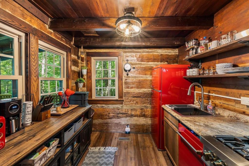 Boozy Bear Bungalow Romantic Cabin 5 Mins 2 Downtown With Hot Tub And Fire Pit แกตลิงเบิร์ก ภายนอก รูปภาพ