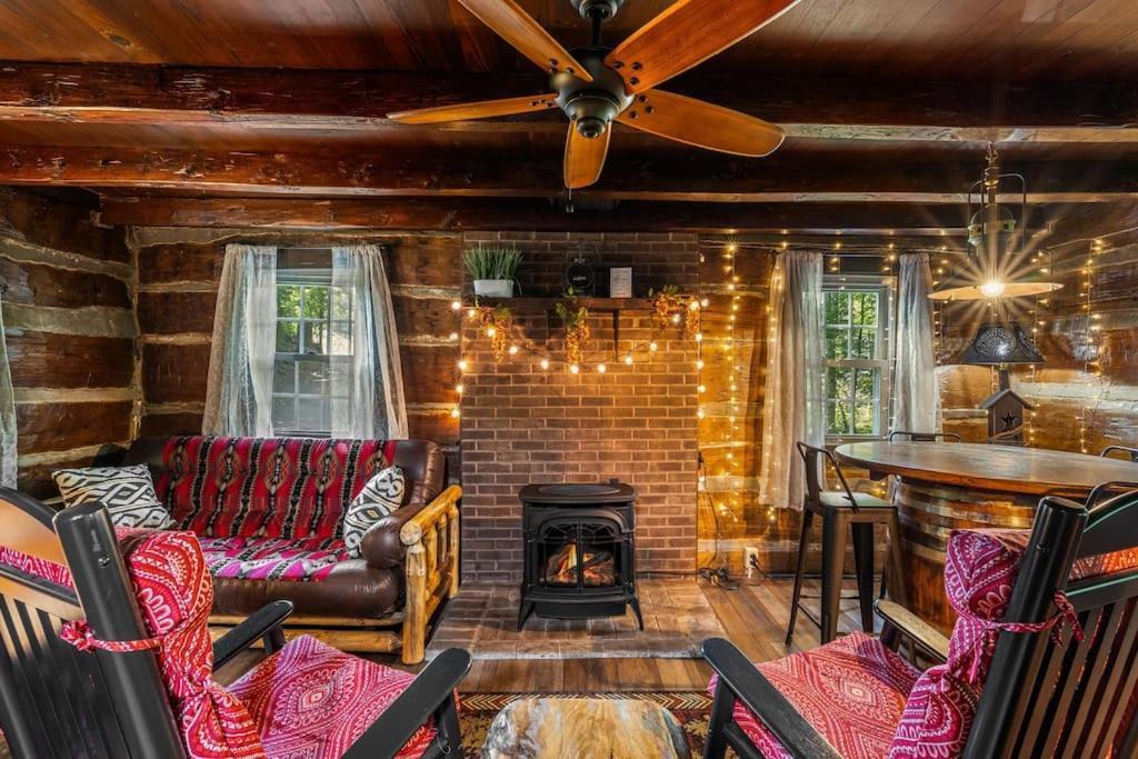 Boozy Bear Bungalow Romantic Cabin 5 Mins 2 Downtown With Hot Tub And Fire Pit แกตลิงเบิร์ก ภายนอก รูปภาพ