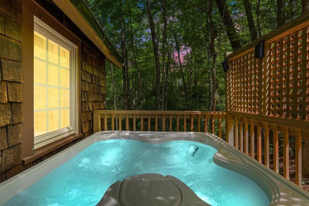 Boozy Bear Bungalow Romantic Cabin 5 Mins 2 Downtown With Hot Tub And Fire Pit แกตลิงเบิร์ก ภายนอก รูปภาพ