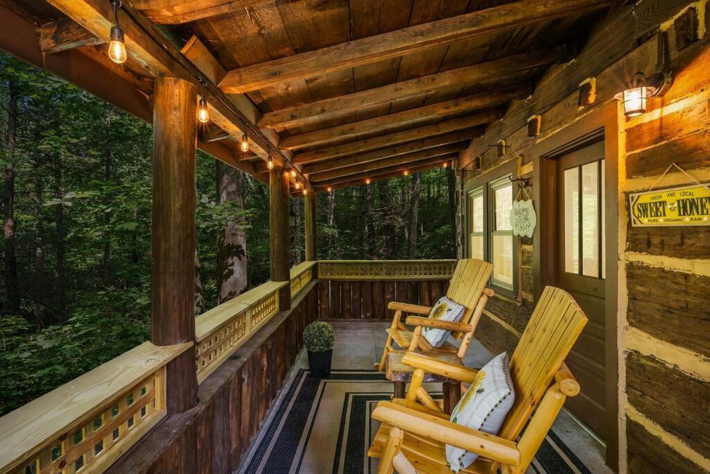 Boozy Bear Bungalow Romantic Cabin 5 Mins 2 Downtown With Hot Tub And Fire Pit แกตลิงเบิร์ก ภายนอก รูปภาพ